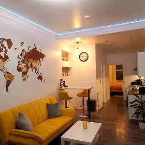 Modern Flat Near Centre. Apartment